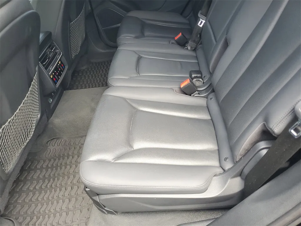 2022 Audi Q7 55 Prestige photo 2