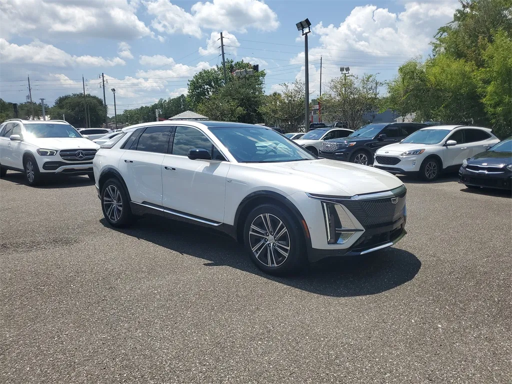 2024 Cadillac Lyriq Luxury photo 2