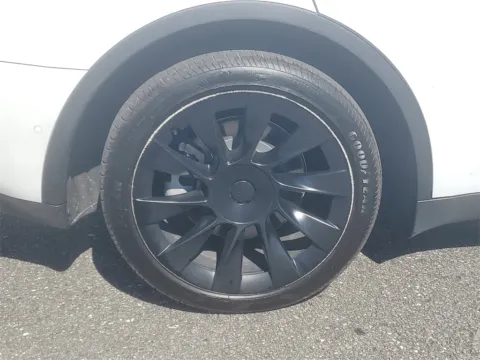 More photos of 2022 Tesla Model Y Long Range at Gravity Autos Jacksonville, FL