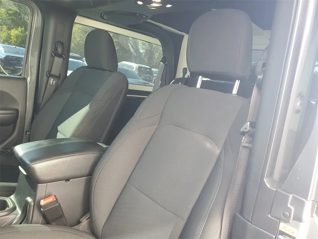 2020 Jeep Wrangler Sport S photo 4