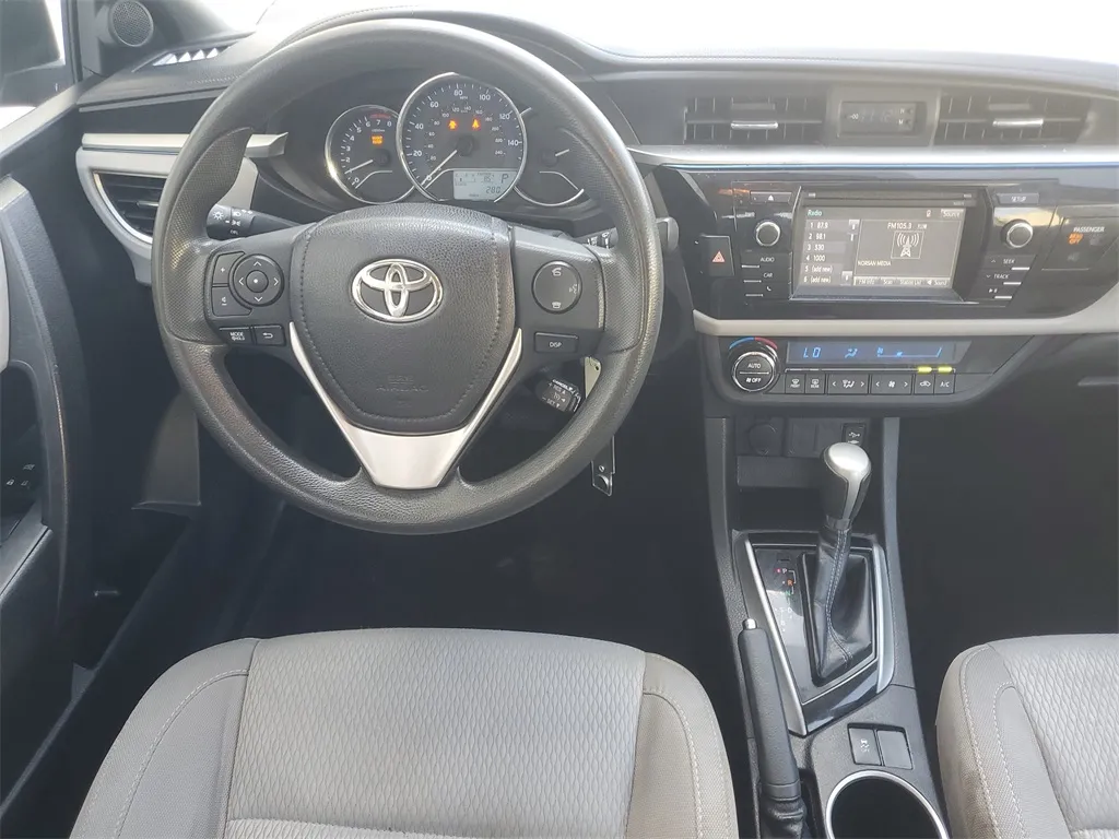 2016 Toyota Corolla LE photo 4
