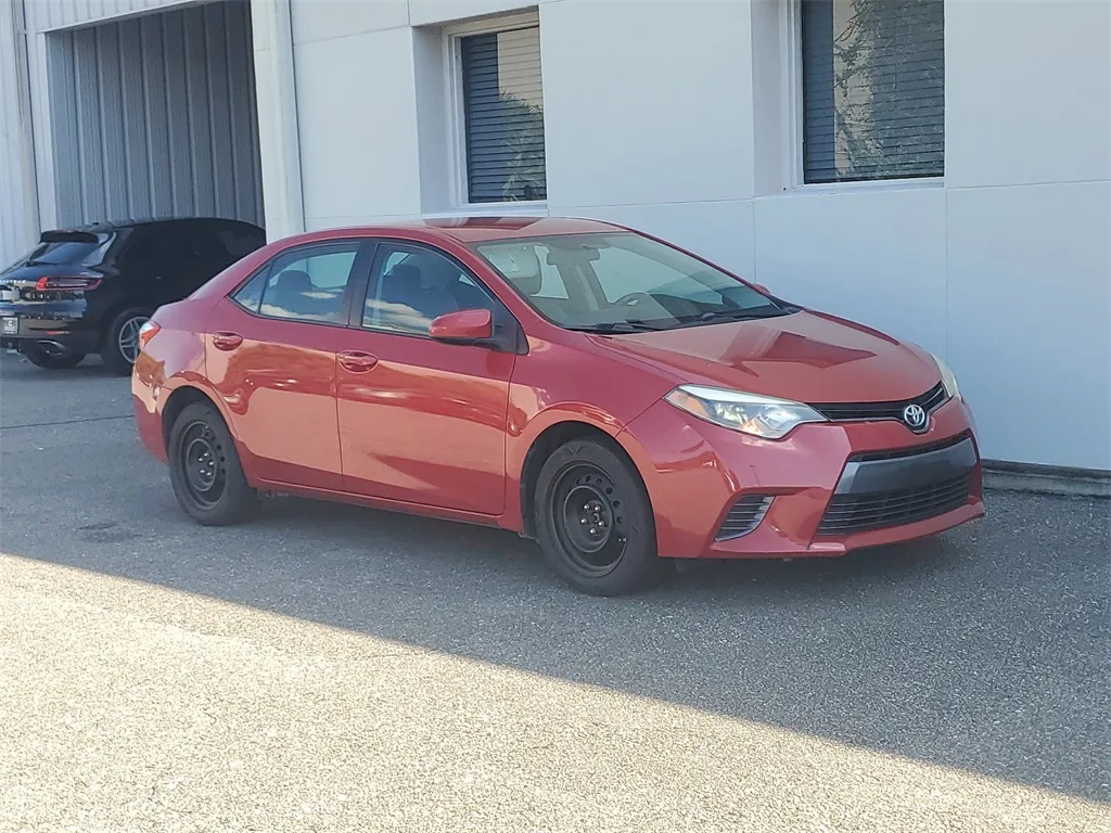 2016 Toyota Corolla LE photo 2