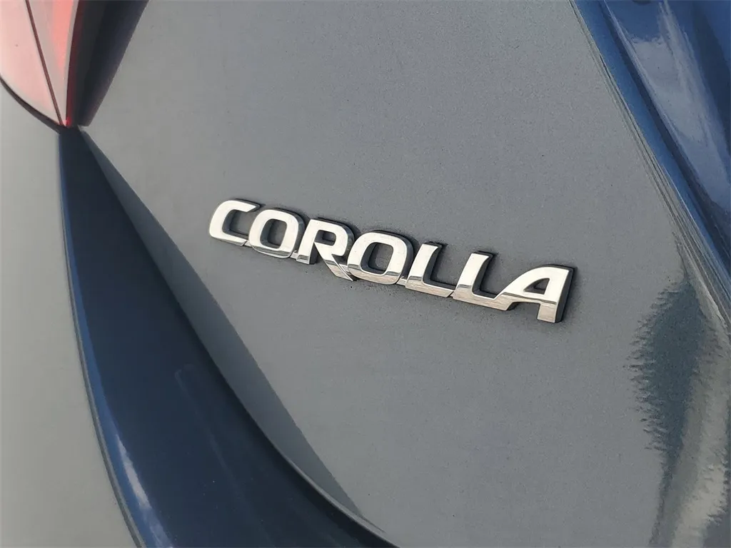 2019 Toyota Corolla LE photo 3