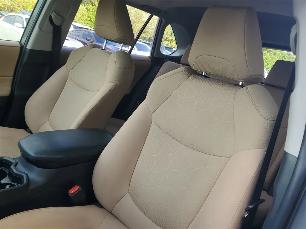 2019 Toyota RAV4 Hybrid XLE photo 3