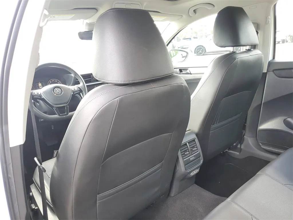 2021 Volkswagen Passat 2.0T SE photo 3