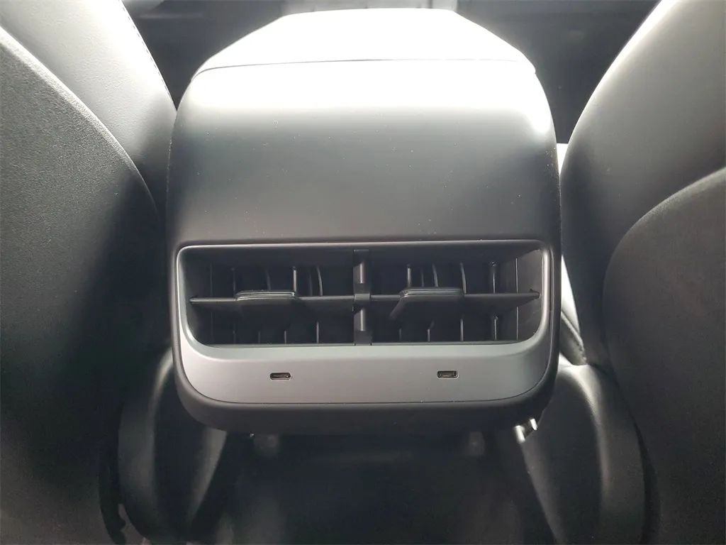 2024 Tesla Model Y photo 4