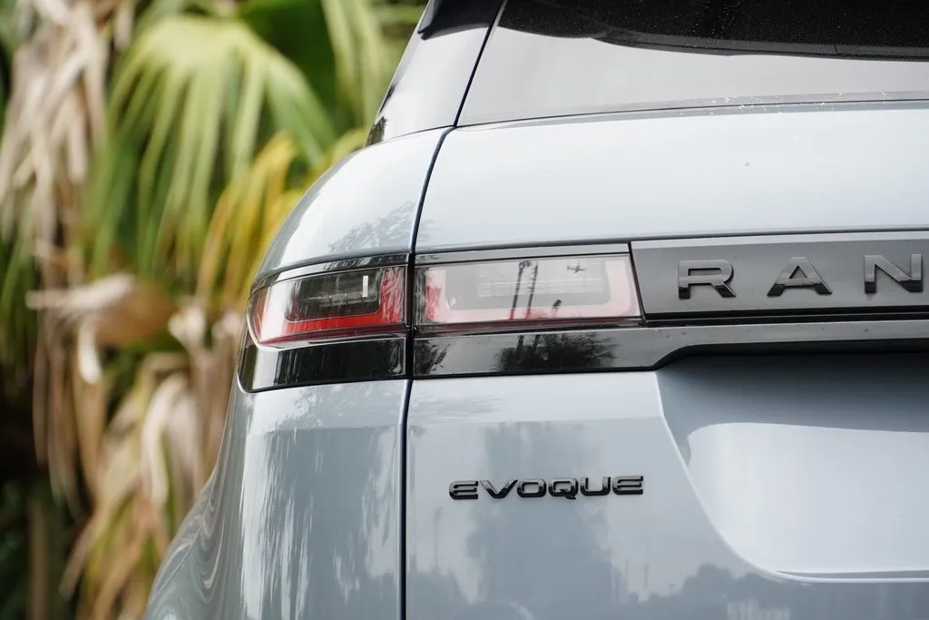 2022 Land Rover Range Rover Evoque SE photo 3