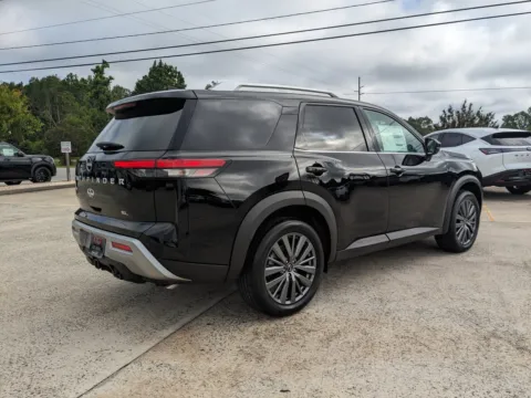 More photos of 2025 Nissan Pathfinder SL at Woody Folsom Nissan of Vidalia, GA