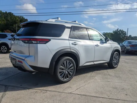 More photos of 2025 Nissan Pathfinder SL at Woody Folsom Nissan of Vidalia, GA