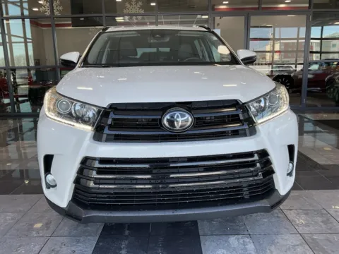 Photos of 2018 Toyota Highlander SE for sale in Kansas City, MO at Jay Wolfe Toyota