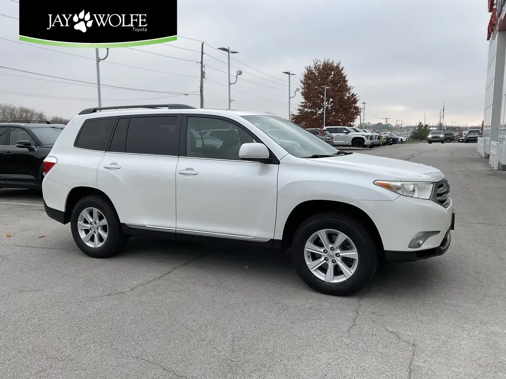 White 2012 Toyota Highlander SE for sale in Kansas City, MO