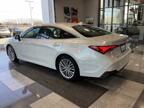 More photos of 2022 Toyota Avalon Hybrid Limited at Jay Wolfe Toyota, MO