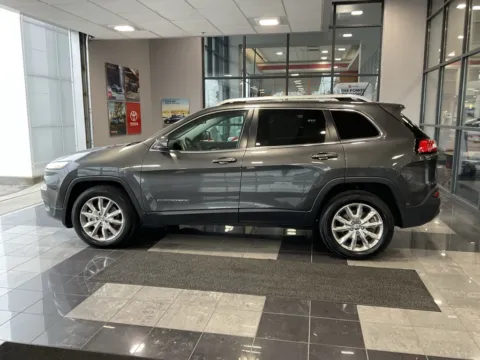 More photos of 2015 Jeep Cherokee Limited at Jay Wolfe Toyota, MO