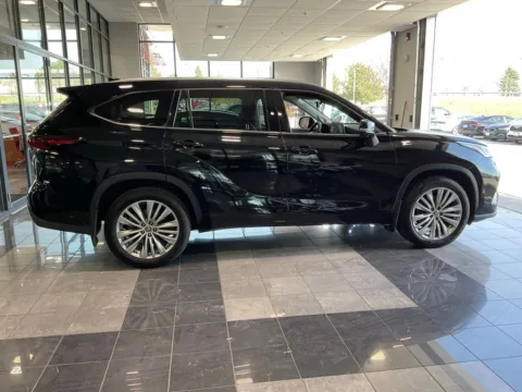 More photos of 2024 Toyota Highlander Platinum at Jay Wolfe Toyota, MO