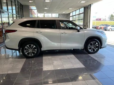 More photos of 2023 Toyota Highlander XLE at Jay Wolfe Toyota, MO