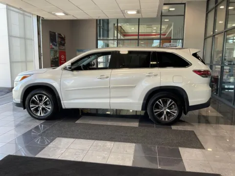 More photos of 2016 Toyota Highlander XLE V6 at Jay Wolfe Toyota, MO