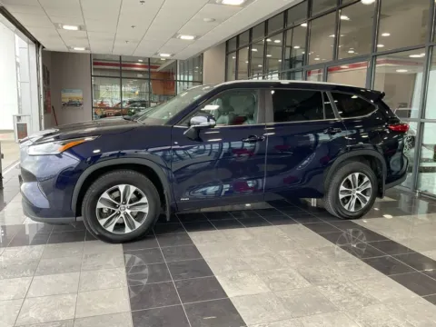 Another view of 2023 Toyota Highlander Hybrid XLE for sale in Kansas City, MO at Jay Wolfe Toyota
