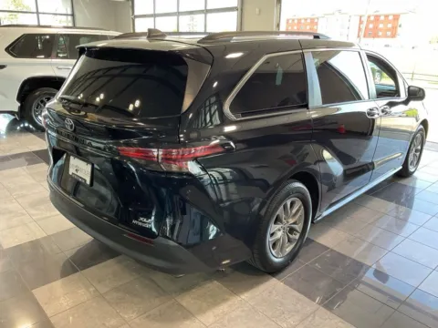 More photos of 2021 Toyota Sienna XLE at Jay Wolfe Toyota, MO