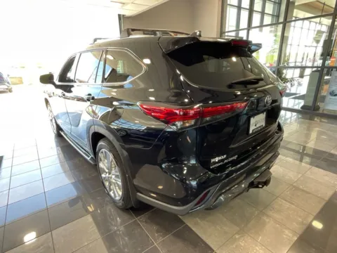 More photos of 2023 Toyota Highlander Hybrid Limited at Jay Wolfe Toyota, MO