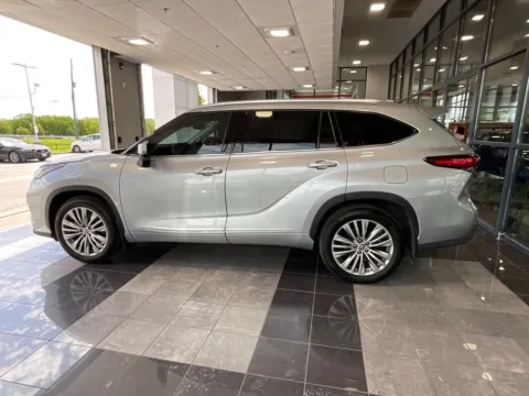 More photos of 2023 Toyota Highlander Platinum at Jay Wolfe Toyota, MO