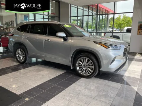 Silver 2023 Toyota Highlander Platinum for sale in Kansas City, MO