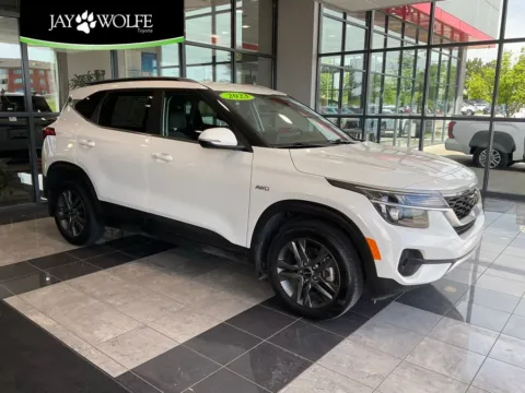 White 2023 Kia Seltos S for sale in Kansas City, MO