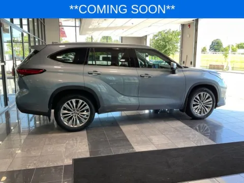 More photos of 2023 Toyota Highlander Platinum at Jay Wolfe Toyota, MO