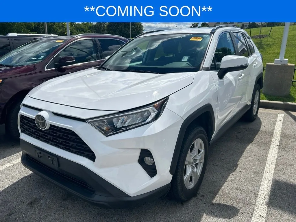 White 2021 Toyota RAV4 XLE for sale in Kansas City, MO