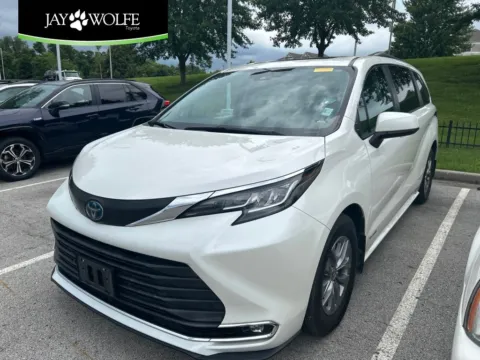 White 2021 Toyota Sienna XLE for sale in Kansas City, MO