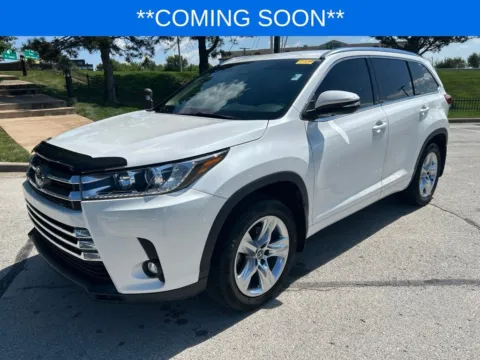 White 2019 Toyota Highlander Limited for sale in Kansas City, MO