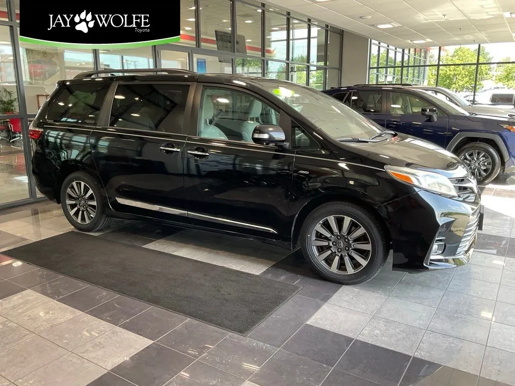 Black 2018 Toyota Sienna Limited Premium for sale in Kansas City, MO