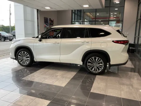 More photos of 2021 Toyota Highlander Platinum at Jay Wolfe Toyota, MO