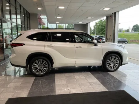 More photos of 2021 Toyota Highlander Platinum at Jay Wolfe Toyota, MO