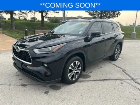 Black 2022 Toyota Highlander XLE for sale in Kansas City, MO