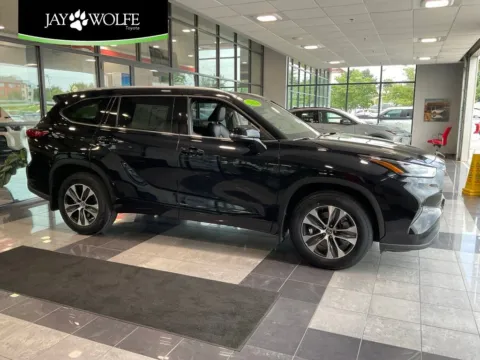 Black 2022 Toyota Highlander XLE for sale in Kansas City, MO