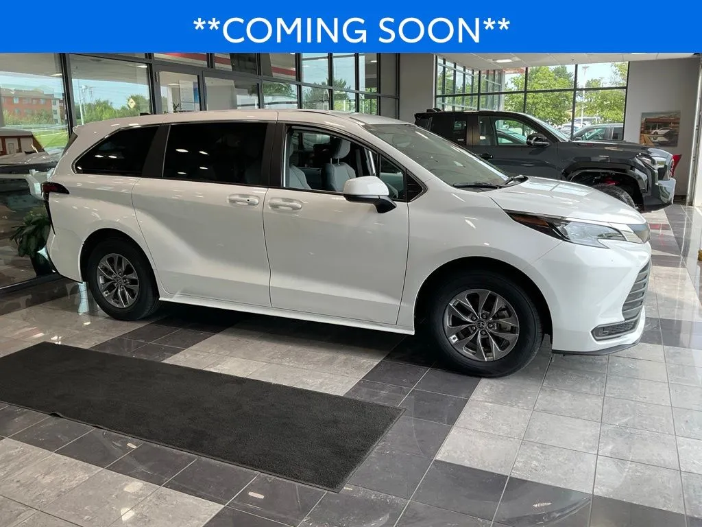 White 2025 Toyota Sienna LE for sale in Kansas City, MO