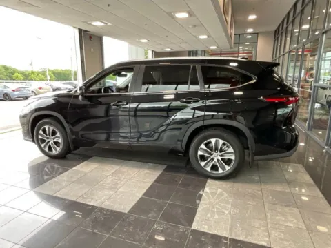 More photos of 2024 Toyota Highlander XLE at Jay Wolfe Toyota, MO