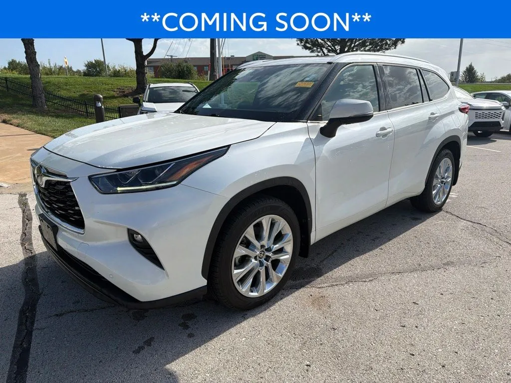 White 2021 Toyota Highlander Limited for sale in Kansas City, MO