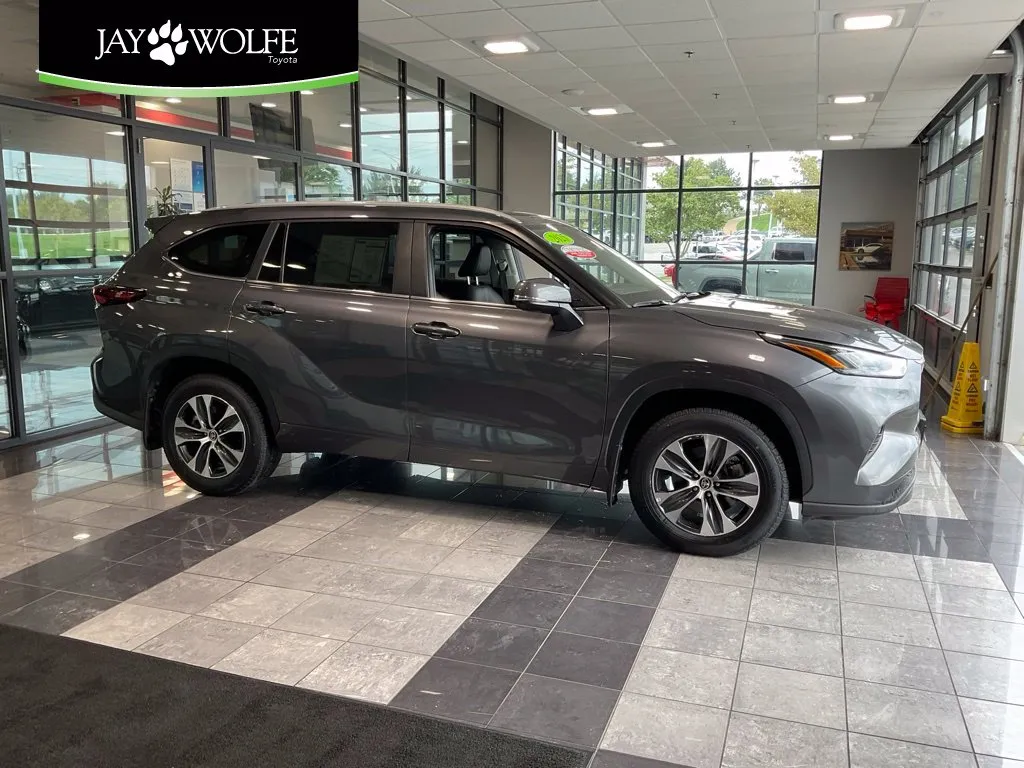 Gray 2025 Toyota Highlander XLE for sale in Kansas City, MO