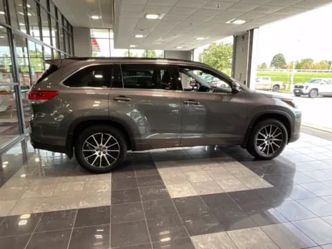 Another view of 2018 Toyota Highlander SE for sale in Kansas City, MO at Jay Wolfe Toyota