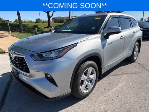 Silver 2020 Toyota Highlander Hybrid LE for sale in Kansas City, MO