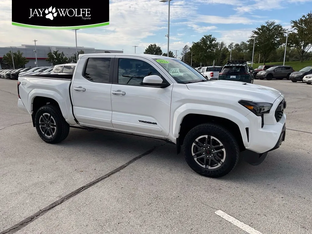 White 2024 Toyota Tacoma TRD Sport for sale in Kansas City, MO