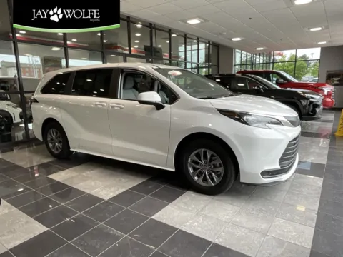 White 2024 Toyota Sienna LE for sale in Kansas City, MO