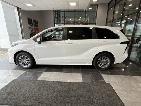 More photos of 2024 Toyota Sienna LE at Jay Wolfe Toyota, MO