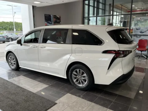 More photos of 2024 Toyota Sienna LE at Jay Wolfe Toyota, MO