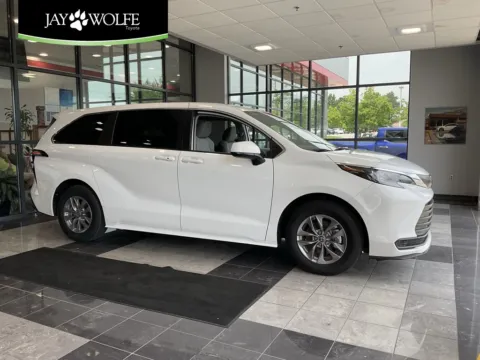 White 2024 Toyota Sienna LE for sale in Kansas City, MO
