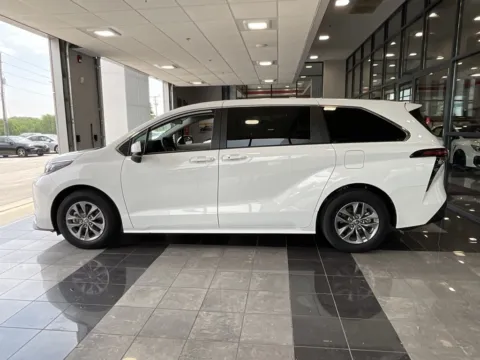 More photos of 2024 Toyota Sienna LE at Jay Wolfe Toyota, MO