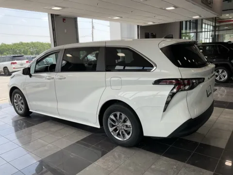 More photos of 2024 Toyota Sienna LE at Jay Wolfe Toyota, MO