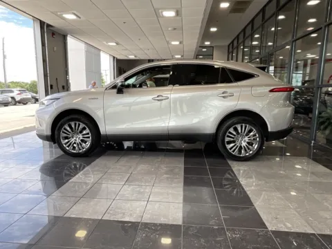 More photos of 2021 Toyota Venza Limited at Jay Wolfe Toyota, MO