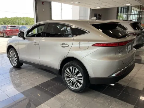 More photos of 2021 Toyota Venza Limited at Jay Wolfe Toyota, MO